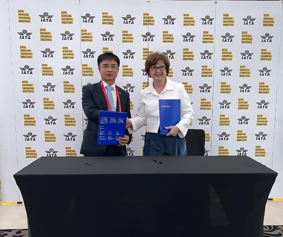 PTGĐ VNA Nguyễn Chiến Thắng và Bà Marie Owens Thomsen - Đại diện IATA trong buổi lễ kí kết.png