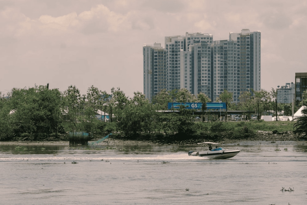 The speedboat is a popular choice among visitors traveling to the Cu Chi Tunnels, offering a scenic and unique way to reach the site (Source: Pexels)