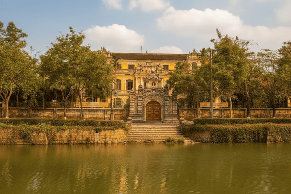 Just a few steps from An Dinh Palace is the peaceful space of An Cuu River
