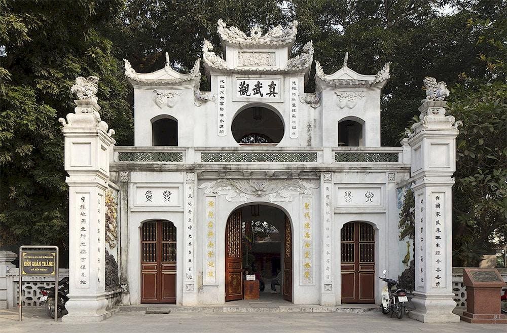 Quan Thanh Temple provides insight into Hanoi’s religious traditions and offers a tranquil escape in the heart of the bustling city, making it a meaningful cultural visit