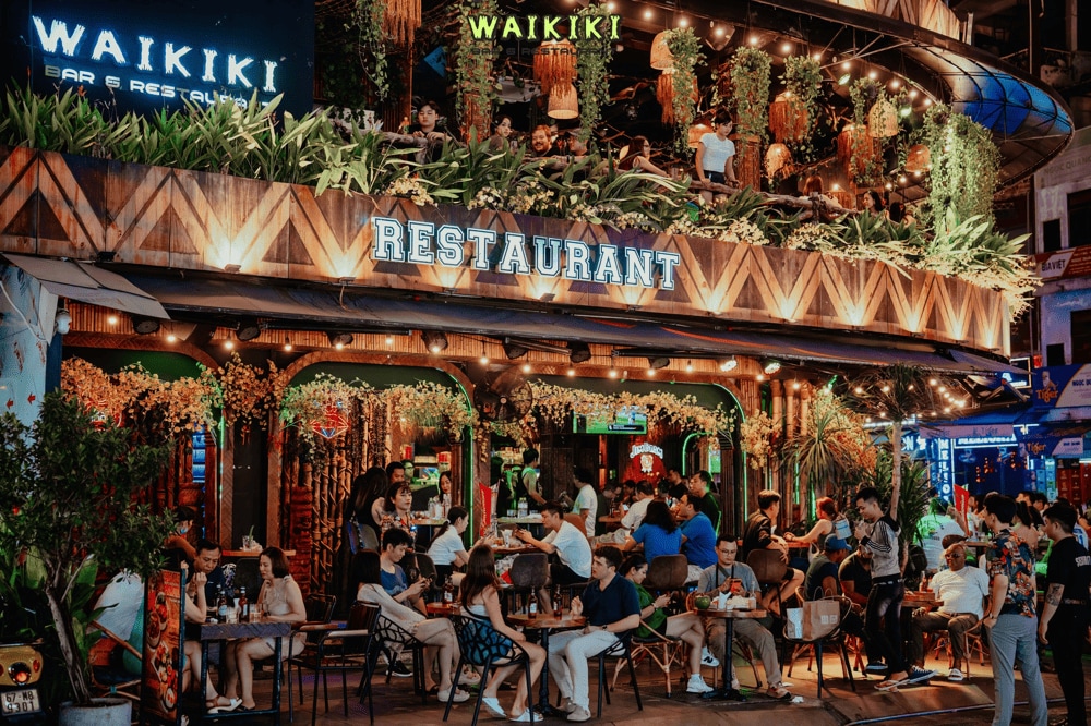 A uniquely vibrant Tiki bar, glowing with bamboo lanterns and mesmerizing tiki statues (Source: Fanpage Waikiki Bar & Restaurant)