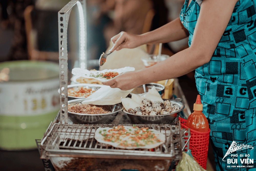 Banh trang nuong is simple, savory and addictively good (Source: Fanpage Phố đi bộ Bùi Viện - Bui Vien Walking Street)