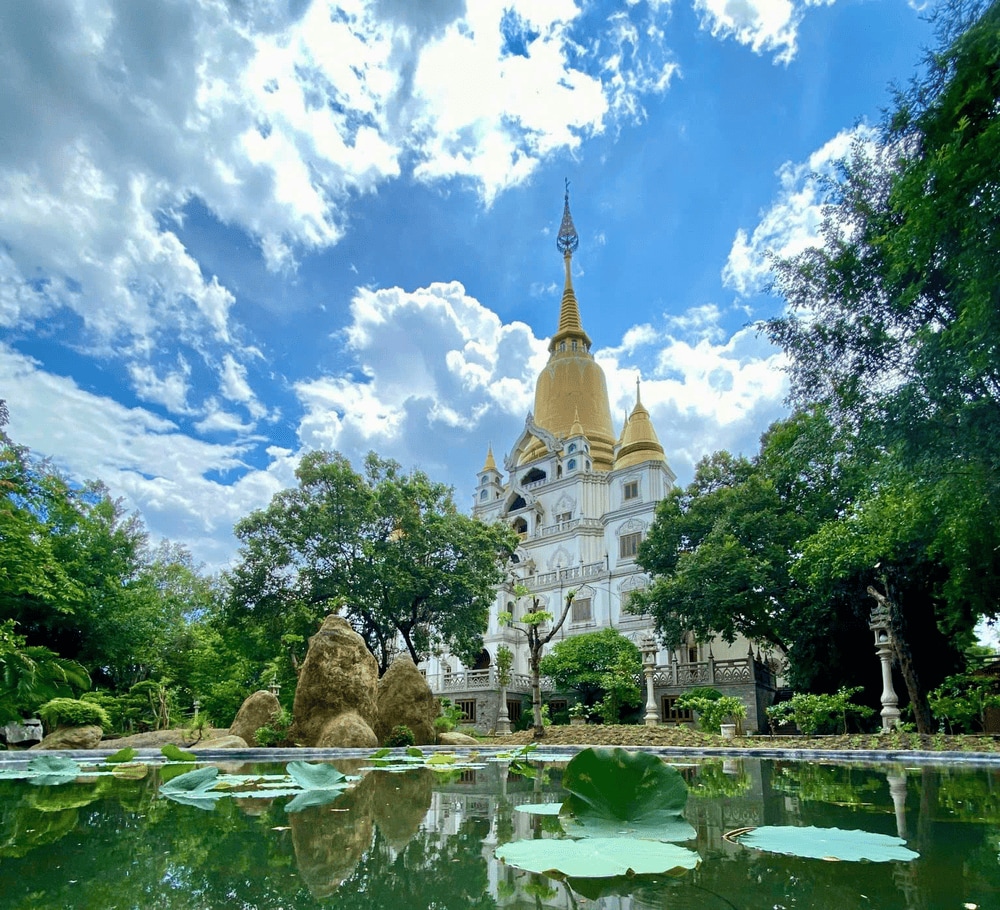 The pagoda grounds are spacious, covered by cool green canopies, creating a pure and peaceful space (Source Tổ Đình Bửu Long Fanpage)