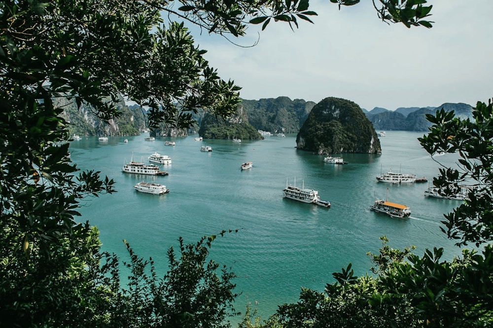 Ha Long Bay enchants with its emerald waters and thousands of limestone karsts, creating one of the most breathtaking natural wonders in the world (Source: Pexels)