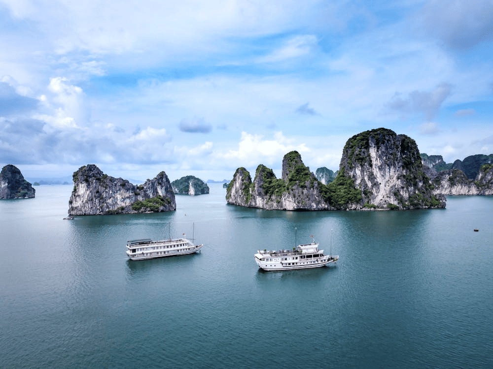 Sail through the stunning seascape of Ha Long Bay aboard a luxurious 5-star cruise, where world-class service meets unforgettable views (Source: Pexels)