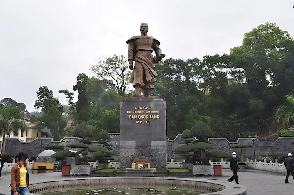 The grandeur of the statue is both awe-inspiring and humbling, making it a must-see for anyone visiting Cua Ong Temple