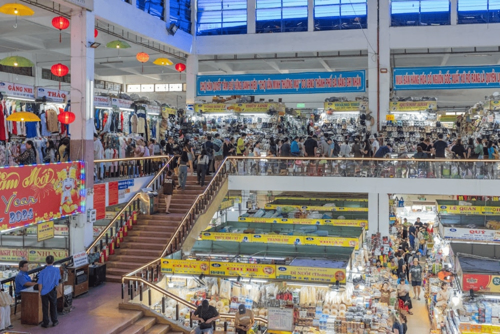 Han Market has an extremely large 2-storey structure with a variety of stalls (Source: Pexels)