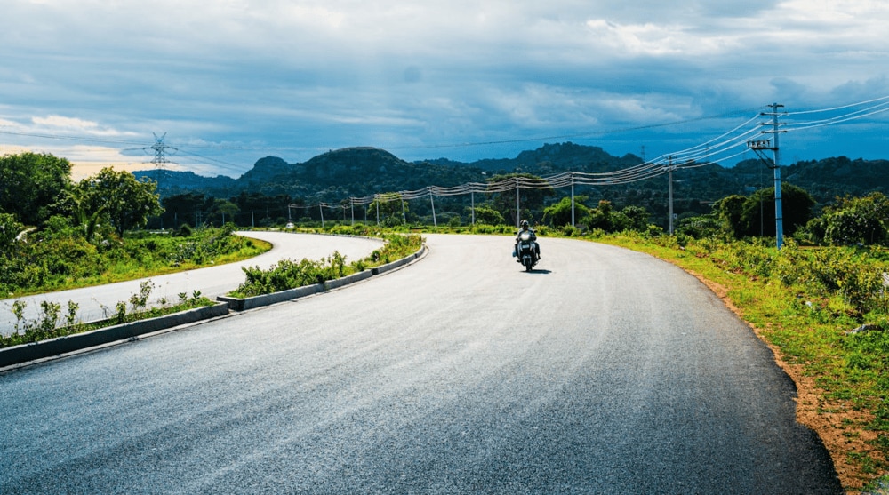 Renting a motorbike or car is the ideal choice if you want to go on a backpacking trip and enjoy the nature of Central Vietnam (Source: Pexels)