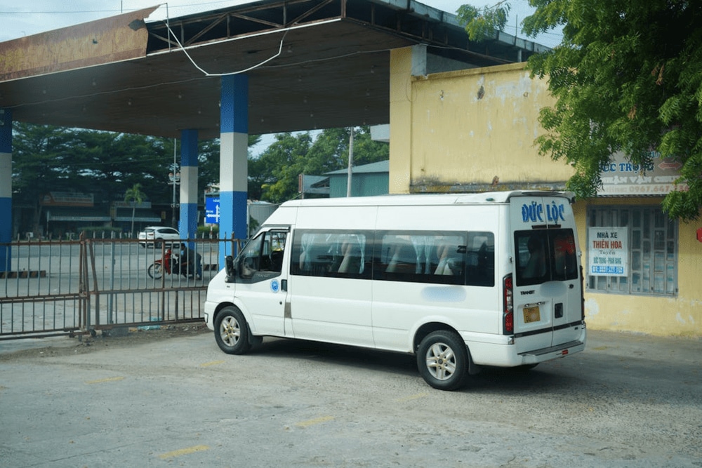 Shuttle bus is an ideal choice for those who want to travel from Danang to Hoi An comfortably and on time (Source: Pexels)