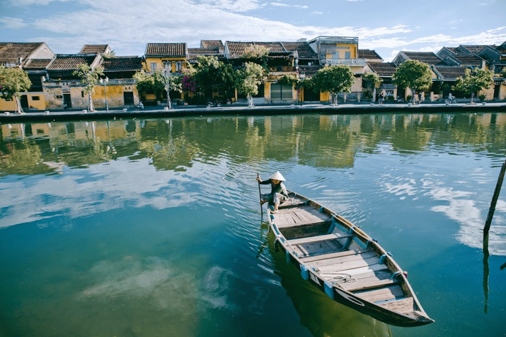 The ancient and serene beauty imbued with the colors of time in Hoi An Ancient Town, with its shimmering lantern-lit streets (Source: Pexels)