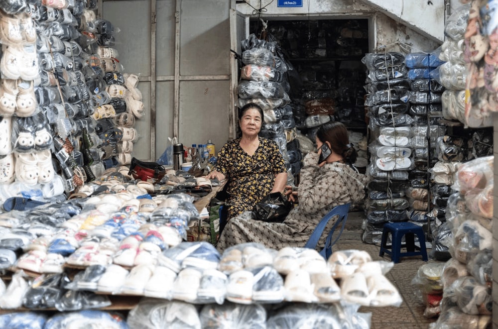 Tourists are roaming their favorite souvenirs at Dong Xuan market (Source: Pexels)