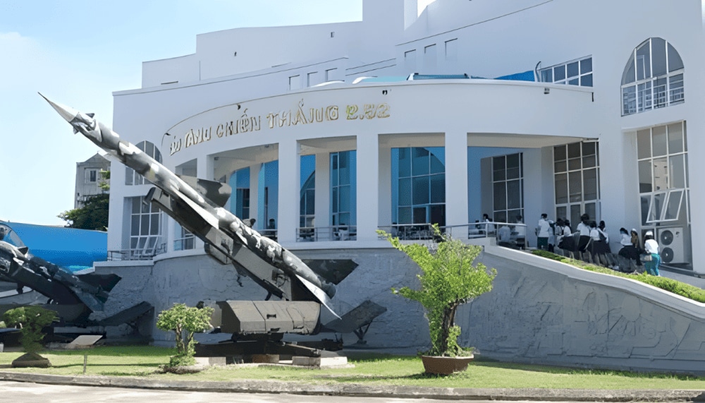 The entrance of the B-52 Victory Museum features an impressive display of two SAM-2 missile launchers of Battalion 72, Regiment 285 (Source: Bảo tàng chiến thắng B52 - B52 Victory Museum)