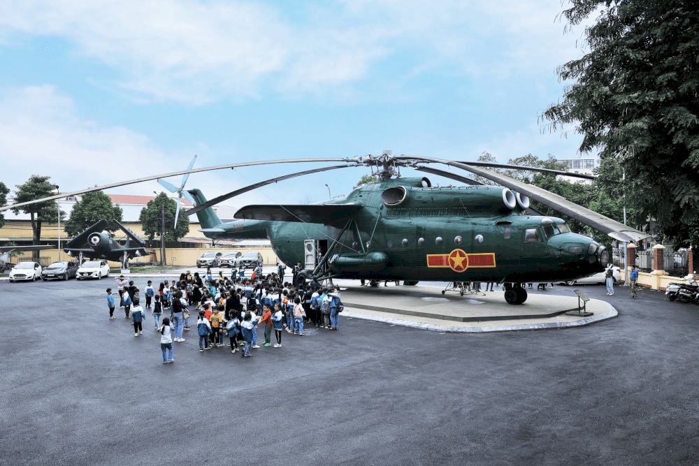 The image of the Mi-6 helicopter, which transported tens of thousands of tons of goods and military equipment, is on display at the museum (Source: Fanpage Bảo tàng Phòng không - Không quân)