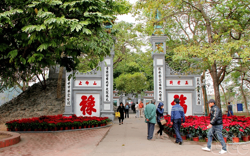 The space inside the temple is divided into many areas with worship statues, murals and unique decorative details (Source: VIET NAM NATIONAL AUTHORITY OF TOURISM)