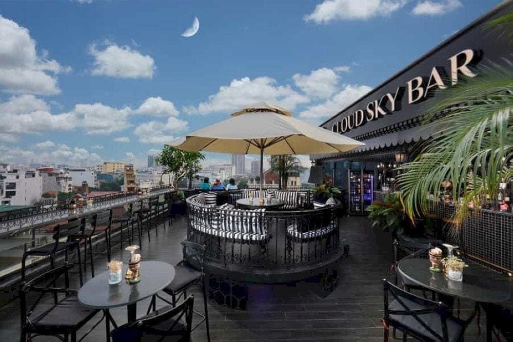 If you’re looking for a lively bar with an energetic crowd and great city views, this is the place to be