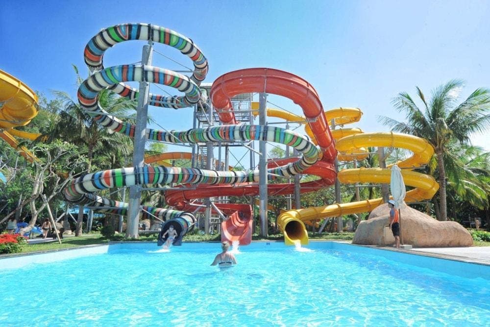 It’s an excellent spot for a relaxing outing with friends and family, combining fun activities with the beauty of the lake's surroundings