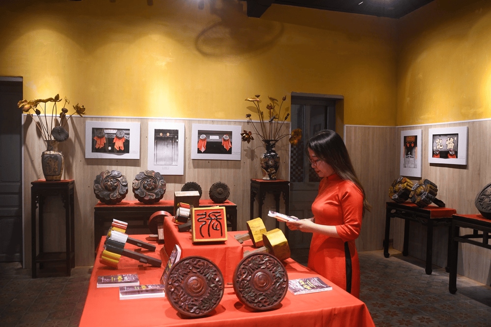 An exhibition featuring a collection of “door eye” sculptures by artist Bao Ly at the museum (Source: Di Sản Hội An)