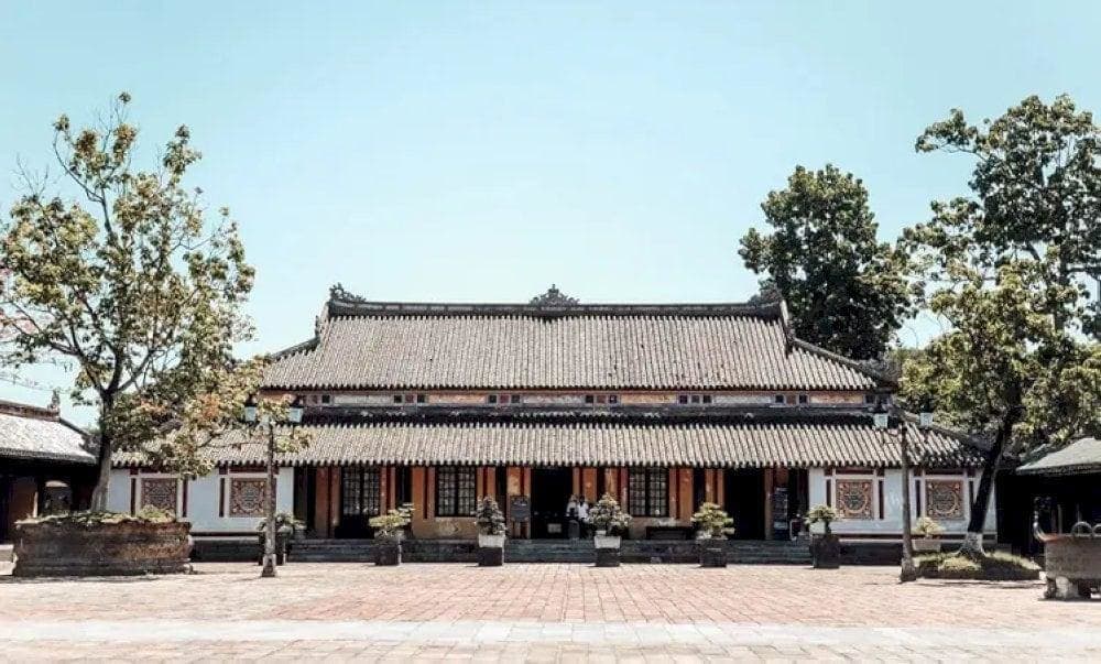 Visitors to the Can Chanh Palace today can appreciate its grandeur and explore its well-preserved interior, offering a rare insight into the private world of the royal family