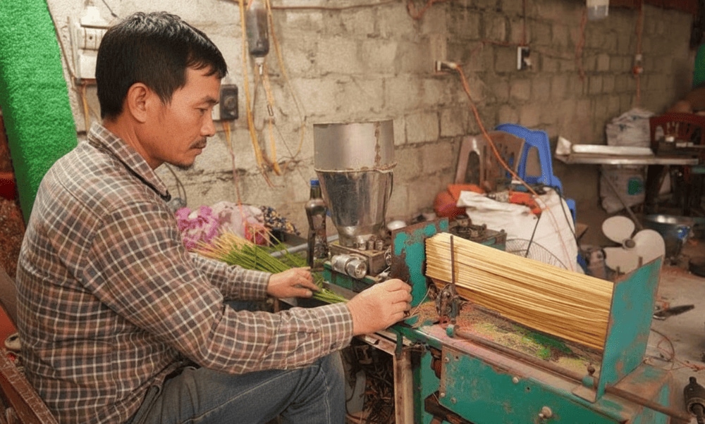 Despite modern machinery, artisans at Quang Phu Cau Incense Village uphold traditional incense-making methods