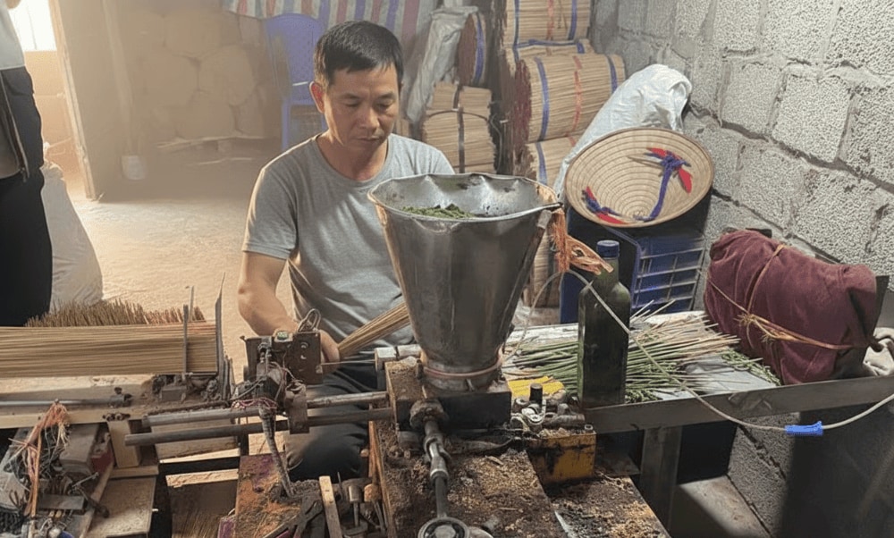 Using simple traditional tools, artisans at Quang Phu Cau Incense Village preserve the age-old craft of incense making