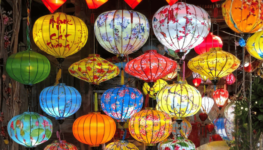 A lantern is an ideal souvenir that carries both the beauty and cultural meaning of the Lantern Festival (Source:  Fanpage Xưởng Đèn Lồng Hội An)