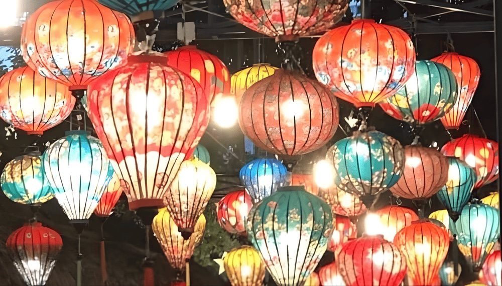 On this night, the entire Old Town - especially around the Hoai River and Japanese Covered Bridge - turns off all electric lighting (Source: Fanpage Xưởng Đèn Lồng Hội An)