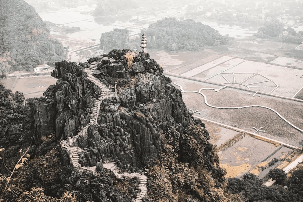 Mua Caves is a breathtaking viewpoint in Ninh Binh, known for its 500-step stone staircase leading to panoramic views (Source: Pexels)