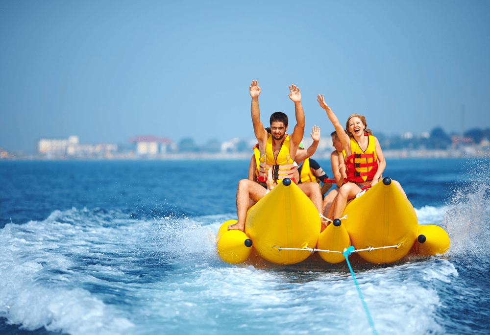 The Banana Boat Ride is a favorite activity among groups of young travelers visiting My Khe Beach (Source: Canva)