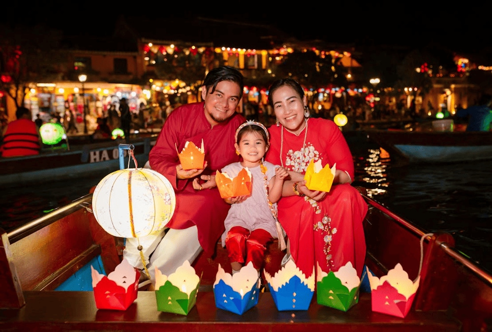 Enjoy a lantern boat for a ride along the Hoai River (Source: Pexels)