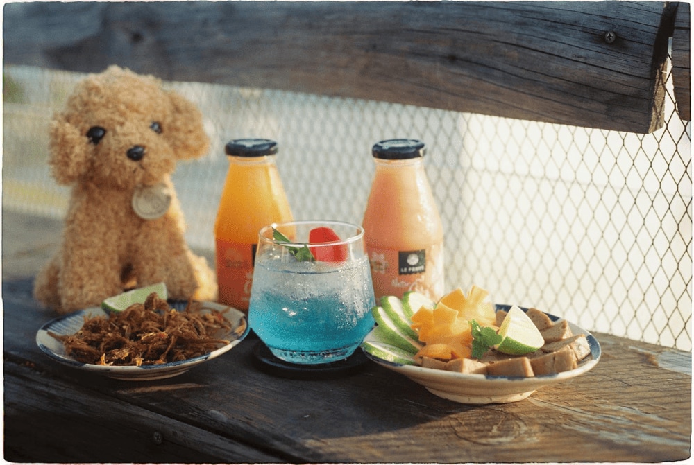 Chenh Venh isn’t just a place for soothing melodies but also a culinary haven with a diverse menu (Source: Chênh Vênh Rooftop)