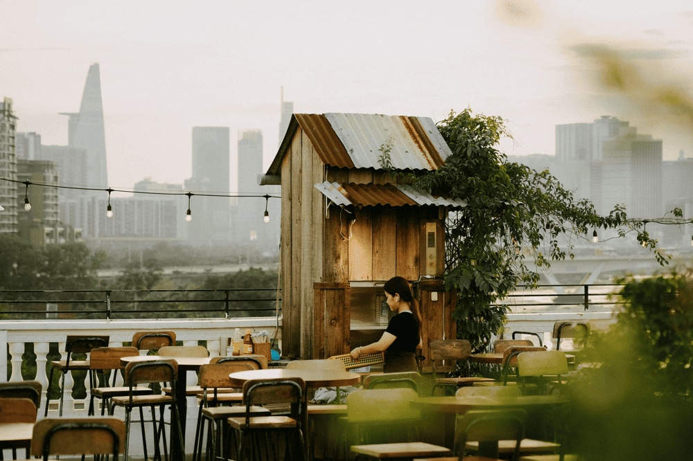 The space at Chang Vang Rooftop breathes vintage charm, where every wooden piece, warm light, and timeworn chair tells its own emotional story (Source: Chạng Vạng Rooftop)