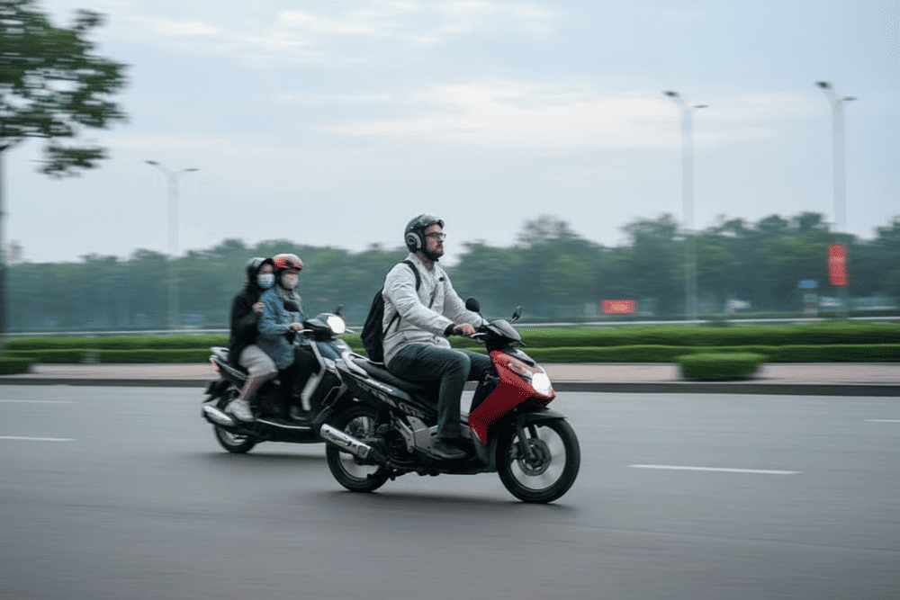 Tourists can travel Saigon Central Post Office by renting motorbikes or scooters