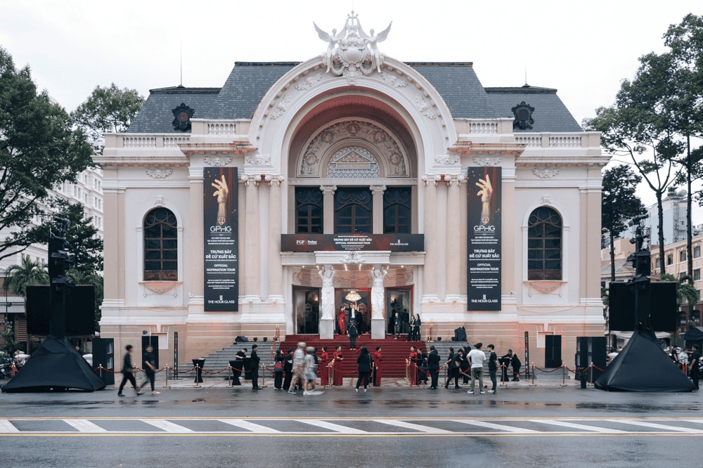The Saigon Opera House façade reflects Petit Palais-inspired decor, featuring Renaissance-style reliefs of semi-nude Goddesses of Art at the entrance (Source: Fanpage Nhà hát Thành phố)