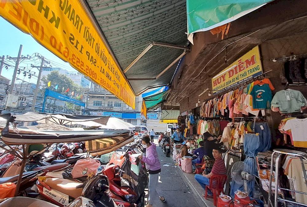 Today, the market has grown into a much larger complex, incorporating a wide variety of goods