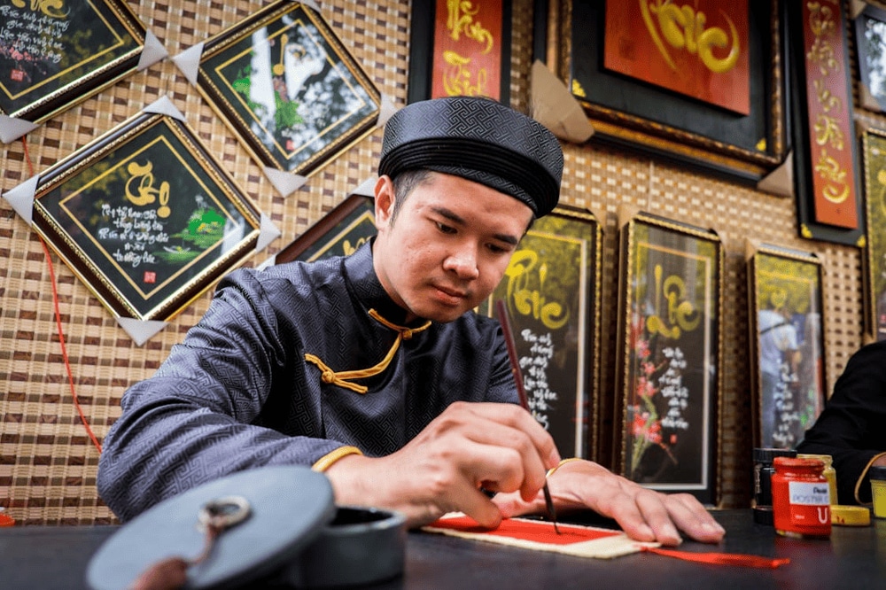 Calligraphy – A beautiful New Year tradition at the Temple of Literature (Source: Pexels)
