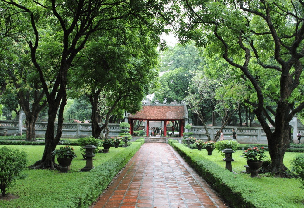 The Great Middle Gate (Dai Trung Mon) serves as the main entrance to the Temple of Literature, symbolizing the path to knowledge and wisdom (Source: Canva)