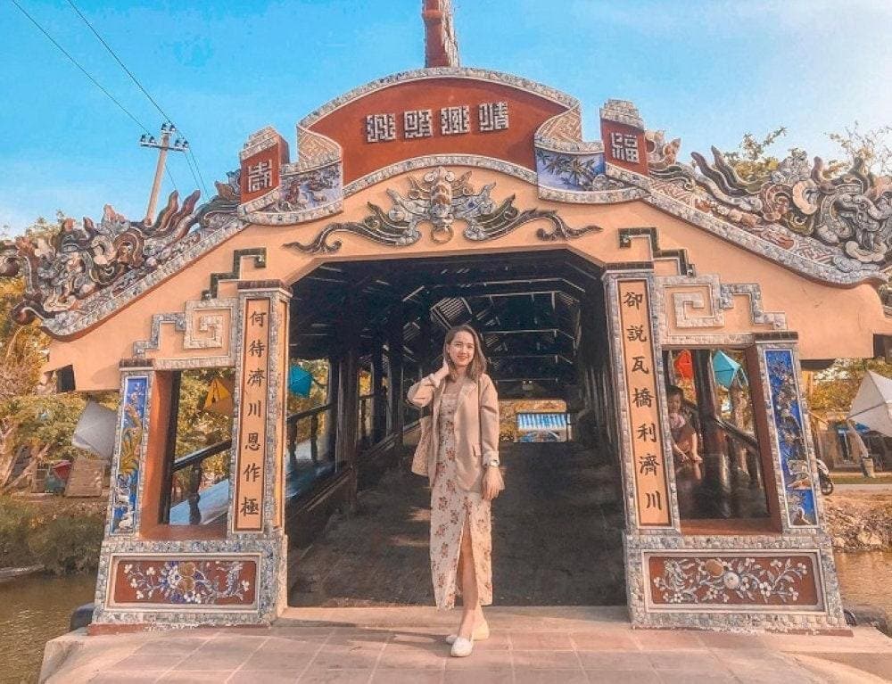 The ancient architecture is clearly reflected in every detail of the bridge