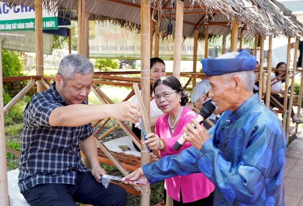 The lively atmosphere of the Bai Choi festival at Thanh Toan Bridge
