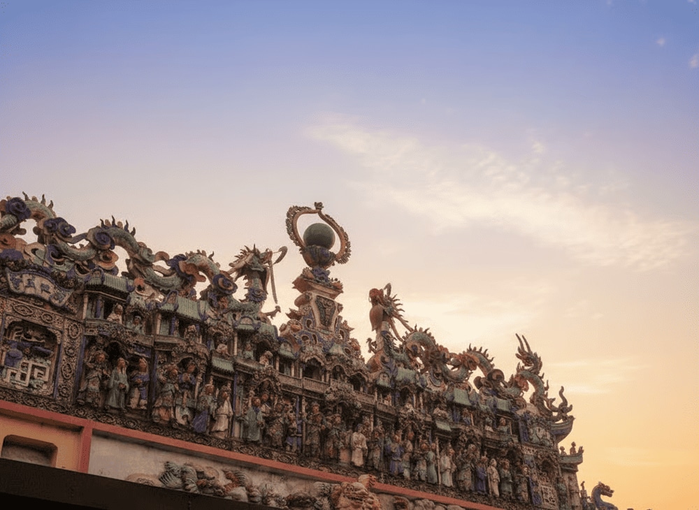 On the temple roof, prominent ceramic reliefs depict dragons, often the image of 