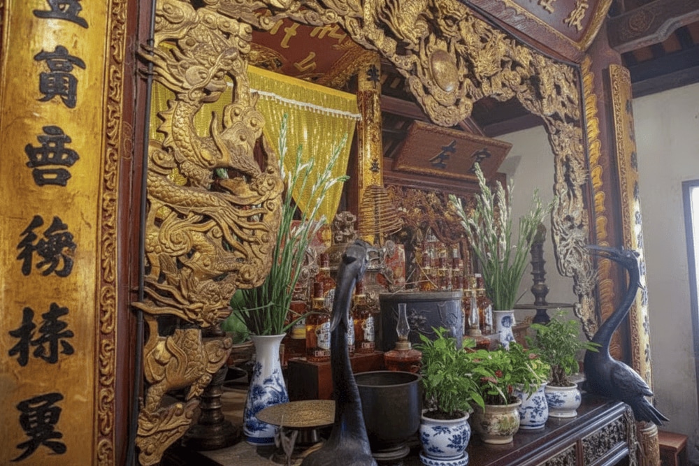 Prince Linh Lang's statue stands tall, exuding dignity and righteousness