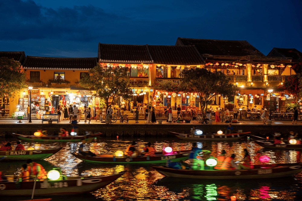 Stroll through a softly lit river where colorful lanterns create a calm and magical atmosphere (Source: Visit Hoi An)