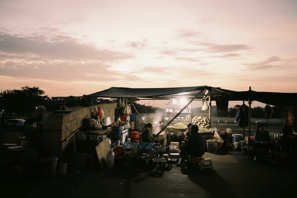 Các quán ăn tại chợ thường có không gian đơn giản, một số quán chỉ là xe đẩy hoặc bàn ghế nhựa tạm bợ (Nguồn: Internet)