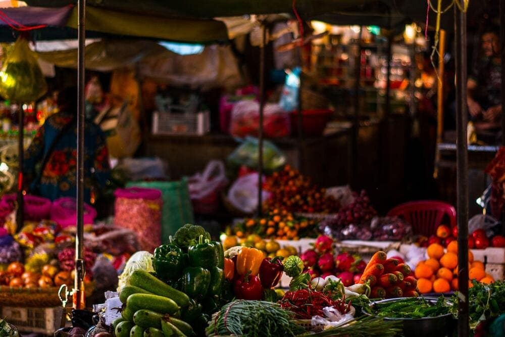 Những hàng hoa quả rực rỡ sắc màu là địa điểm lý tưởng cho du khách check-in (Nguồn: Freepik)