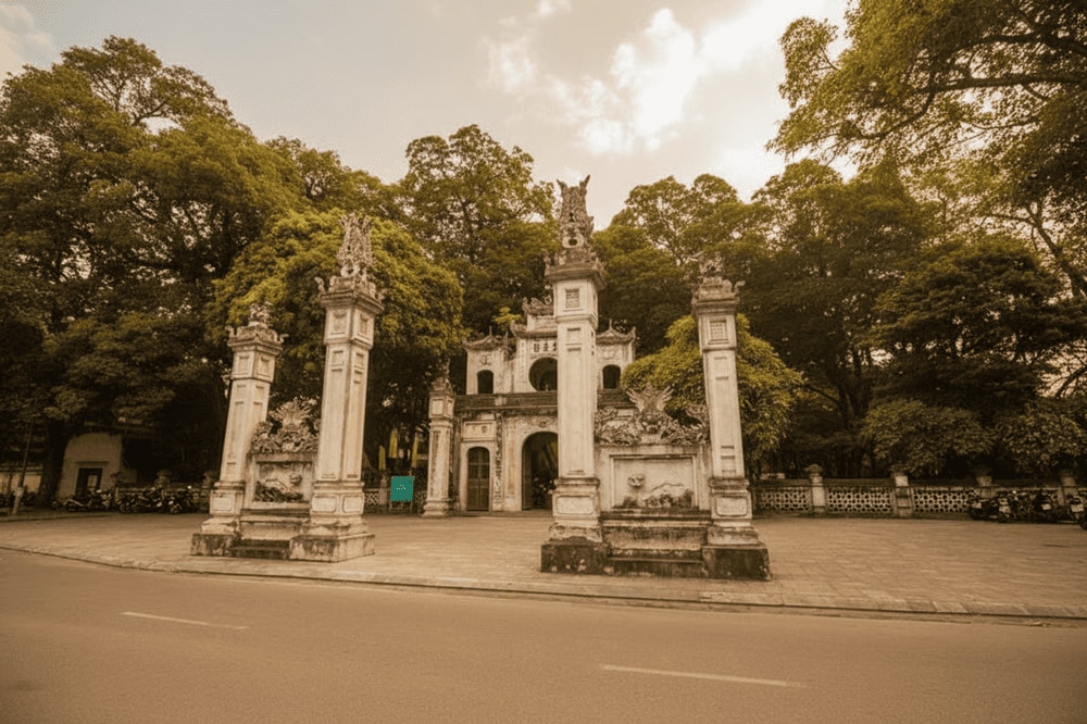 Cổng ngoài đền Quán Thánh được thiết kế với 4 cột trụ lớn