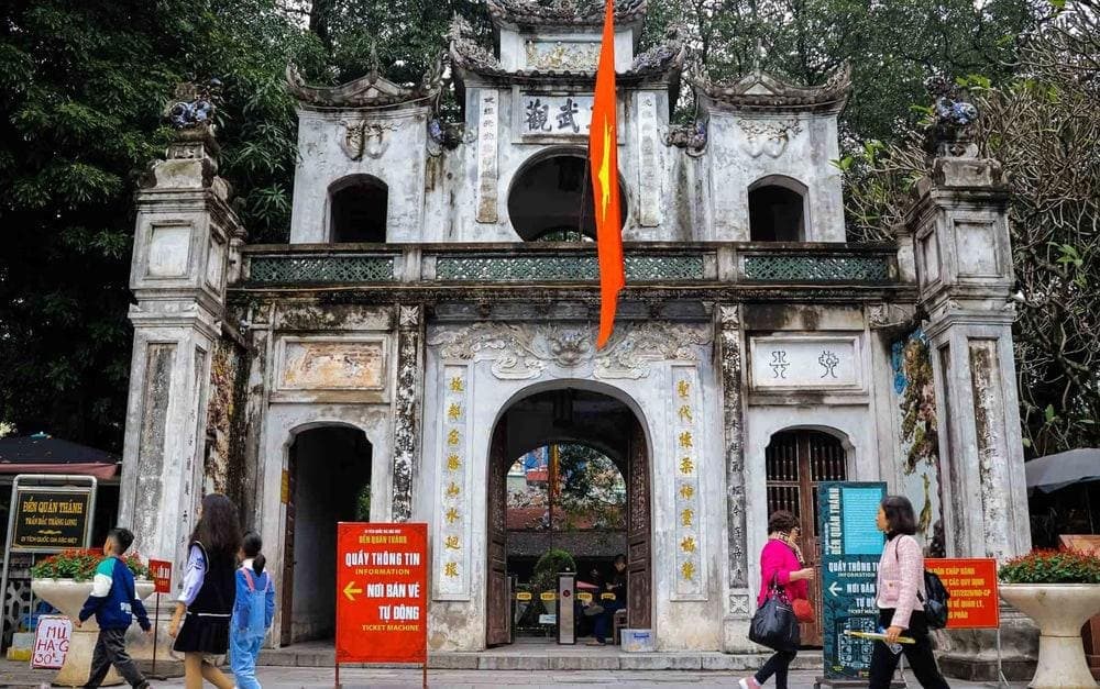 Tam quan của Đền Quán Thánh được xây dựng theo kiểu phương đình, gồm hai tầng và ba cửa (Nguồn: Internet)