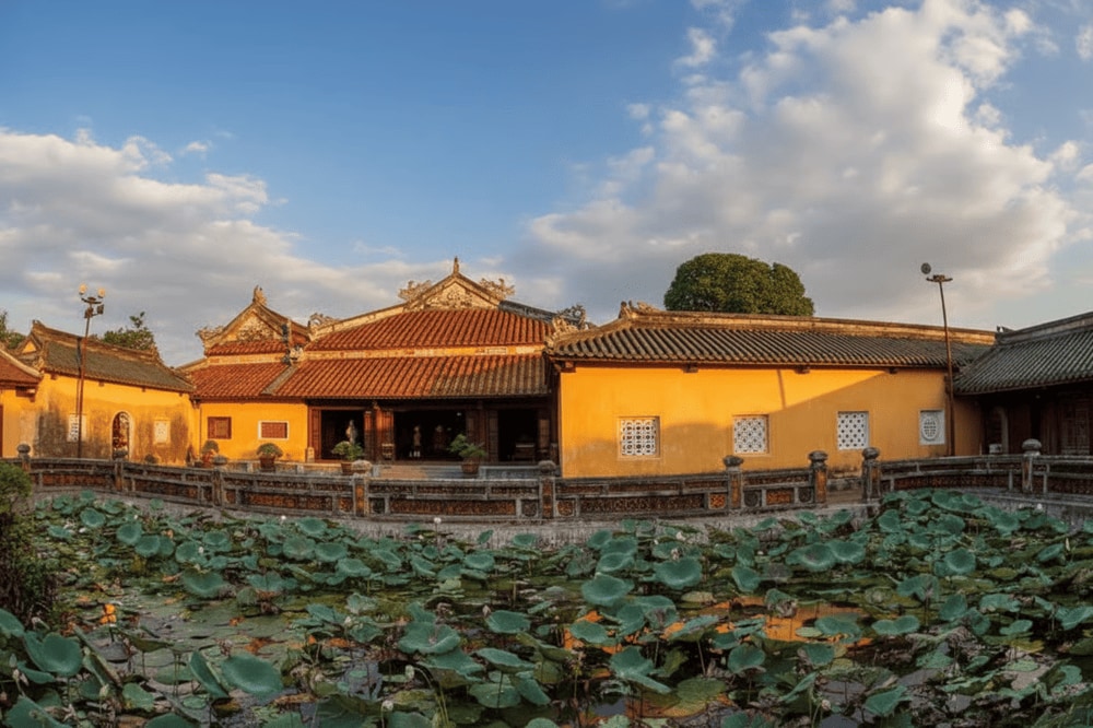 Cung Diên Thọ có không gian rộng và hồ sen trước mặt