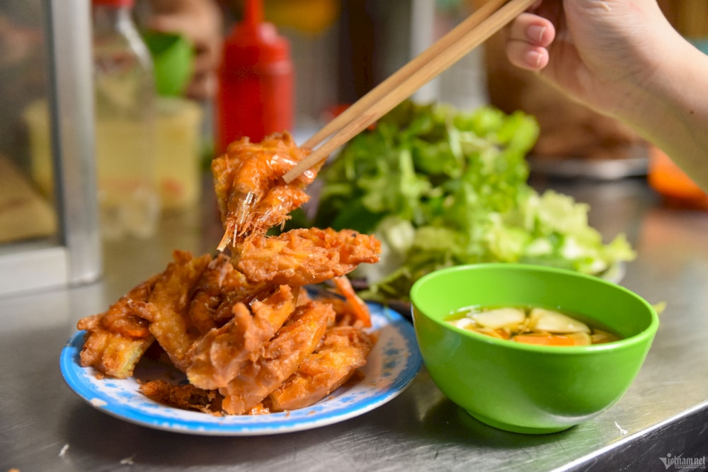 蝦餅色澤金黃酥脆，配上酸甜的沾醬。