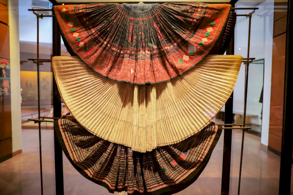 Information about the exhibits is provided in three languages - Vietnamese, English, and French