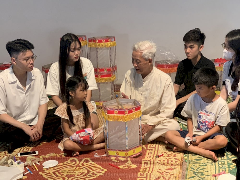 Workshop to guide children to make traditional toys at the Hanoi Museum of Ethnology