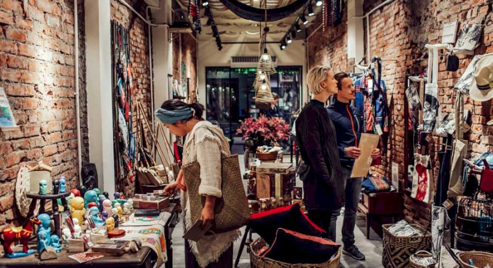 Hang Gai Street is also called Hang Thung Street because it specializes in selling all kinds of jute, cordage, rope, hammocks, hemp…